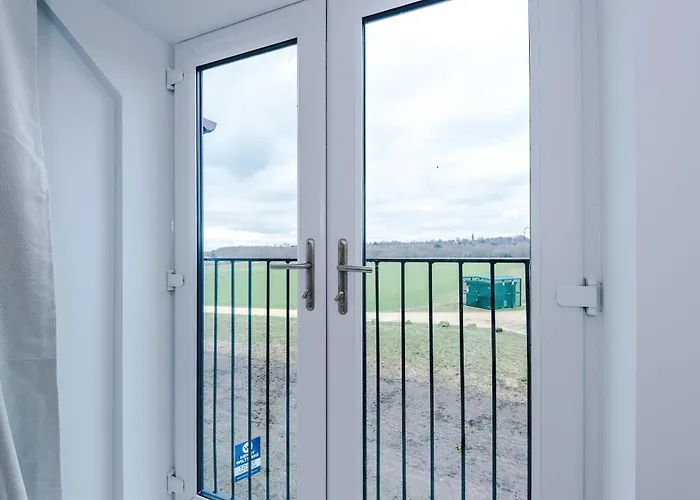 Stunning 3 Story Home, 3 X King Size Beds, Pool Table, Free Parking X2, Ping Pong * Manchester