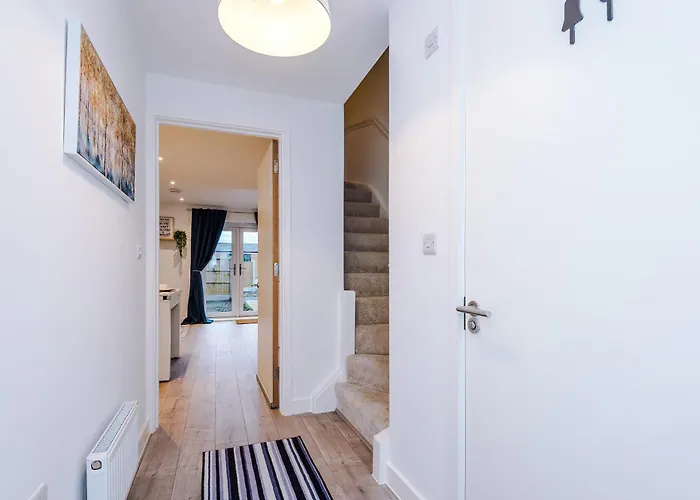 Stunning 3 Story Home, 3 X King Size Beds, Pool Table, Free Parking X2, Ping Pong * 맨체스터