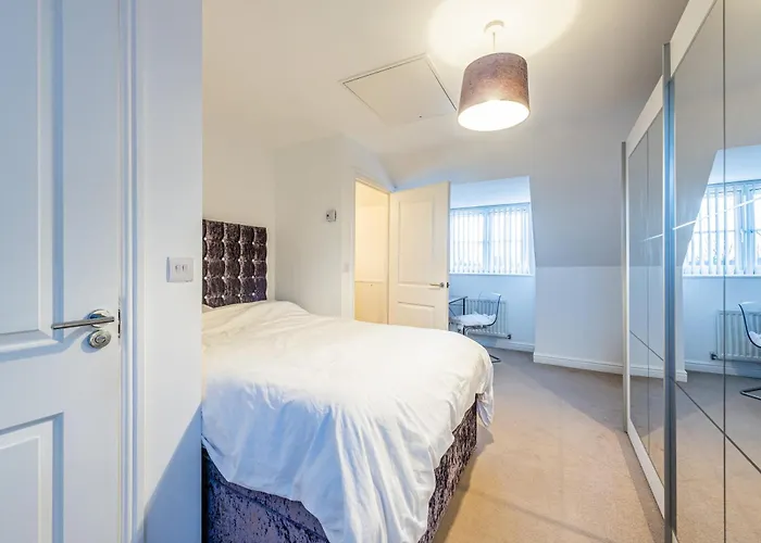 Family-Friendly 4-Bedroom House In Moston With Parking And Garden