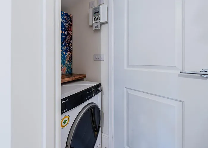 Family-Friendly 4-Bedroom House In Moston With Parking And Garden Holiday home