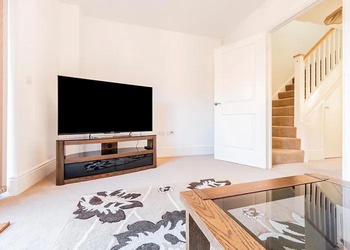 Family-Friendly 4-Bedroom House In Moston With Parking And Garden
