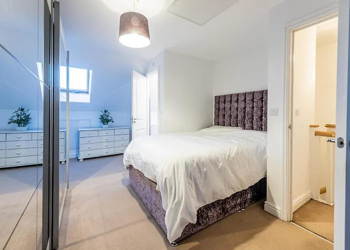 Family-Friendly 4-Bedroom House In Moston With Parking And Garden Casa de Férias