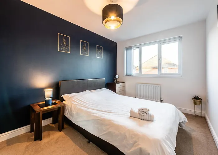 Vakantiehuis 4 Bedroom Town House- Free Parking, Perfect For Families And Contractors *