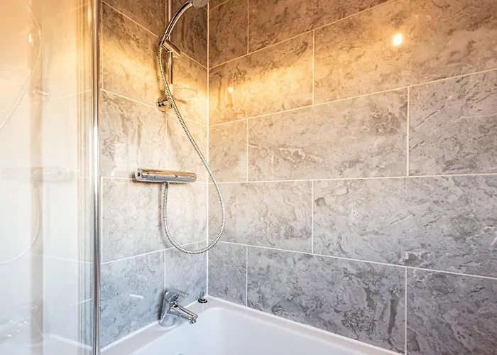 4 Bedroom Town House- Free Parking, Perfect For Families And Contractors Vakantiehuis Manchester