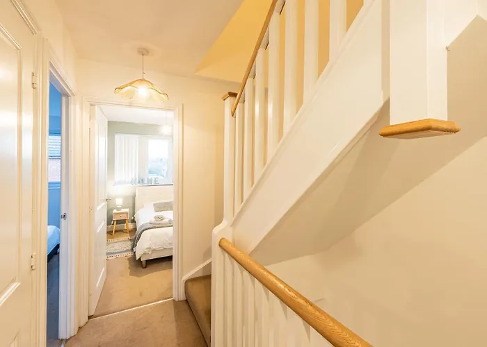 4 Bedroom Town House- Free Parking, Perfect For Families And Contractors Manchester