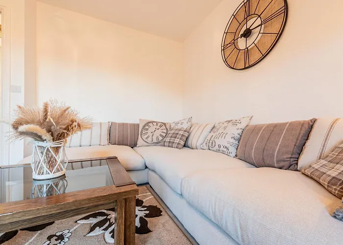 Family-Friendly 4-Bedroom House In Moston With Parking And Garden