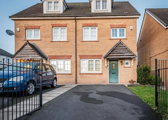 Family-Friendly 4-Bedroom House In Moston With Parking And Garden *