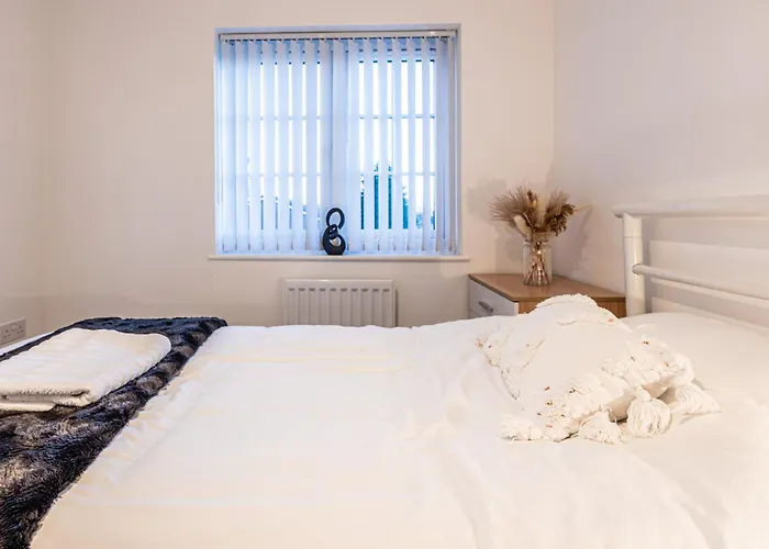 4 Bedroom Town House- Free Parking, Perfect For Families And Contractors