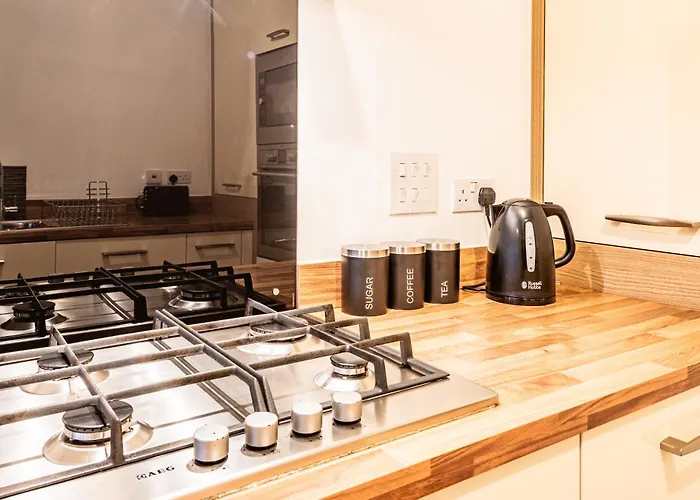 4 Bedroom Town House- Free Parking, Perfect For Families And Contractors Vakantiehuis