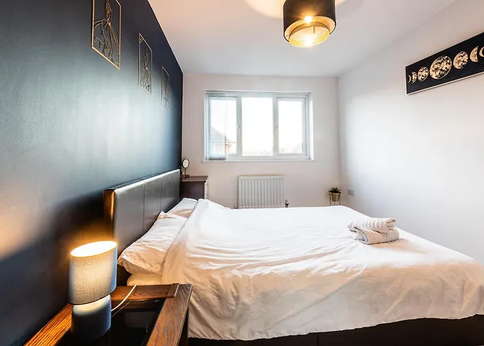 Holiday home Family-Friendly 4-Bedroom House In Moston With Parking And Garden