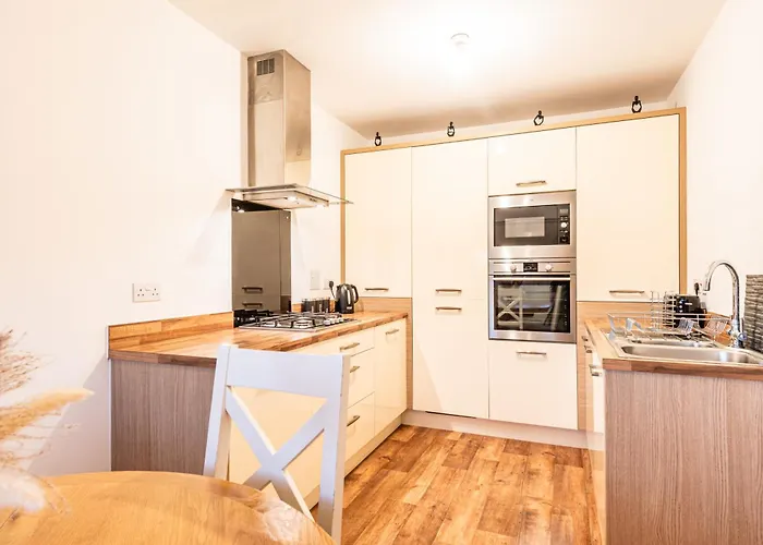 Family-Friendly 4-Bedroom House In Moston With Parking And Garden *