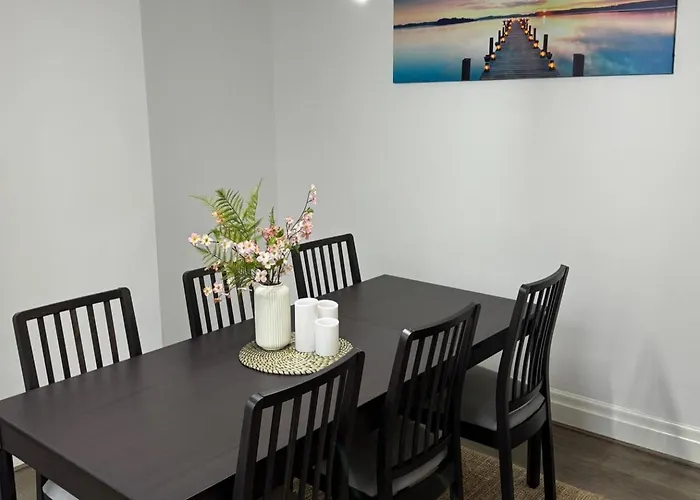 Oasis - Spacious 5 Bedroom House Semesterbostad *