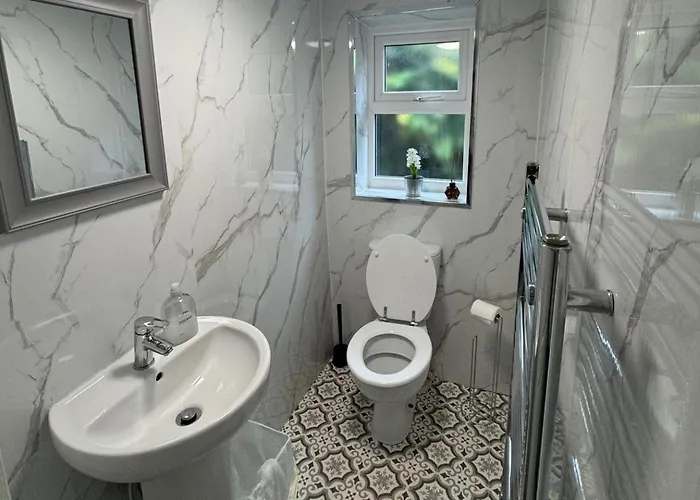 Oasis - Spacious 5 Bedroom House *