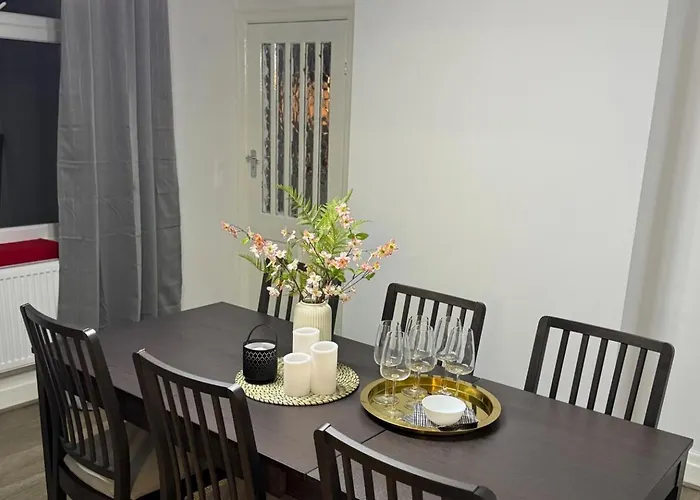 Oasis - Spacious 5 Bedroom House Сasa de vacaciones *