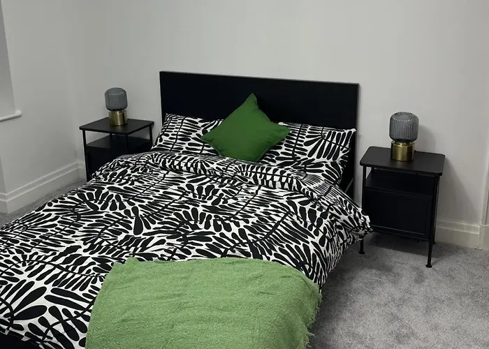 Semesterbostad Oasis - Spacious 5 Bedroom House *