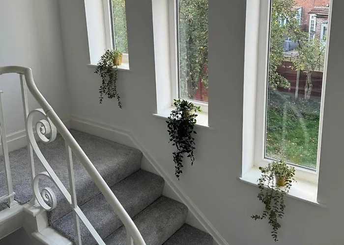 Oasis - Spacious 5 Bedroom House *