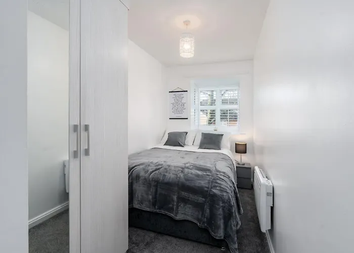 아파트 Cozy 2 Bed - Unlimited Wi-fi - Free Parking - Sleeps 6 - By Old Trafford *