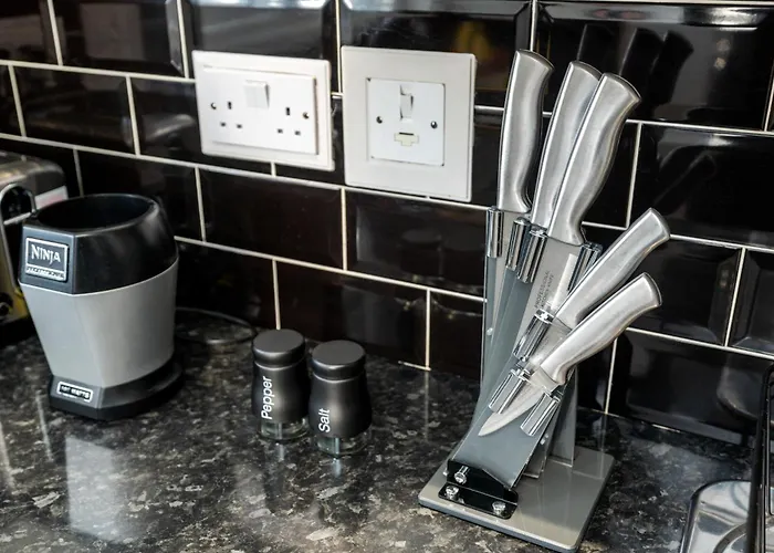 Cozy 2 Bed - Unlimited Wi-fi - Free Parking - Sleeps 6 - By Old Trafford Manchester