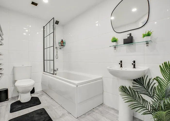 New Stylish Free Parking Sleeps 5 Or 6