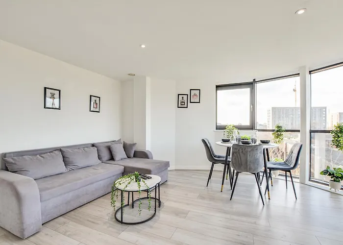 New Stylish Free Parking Sleeps 5 Or 6