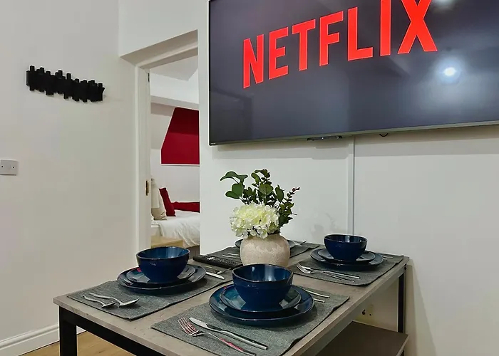 Апартаменты Stylish Old Trafford 2br Apartment, Free Parking, Near Stadium & Centre *