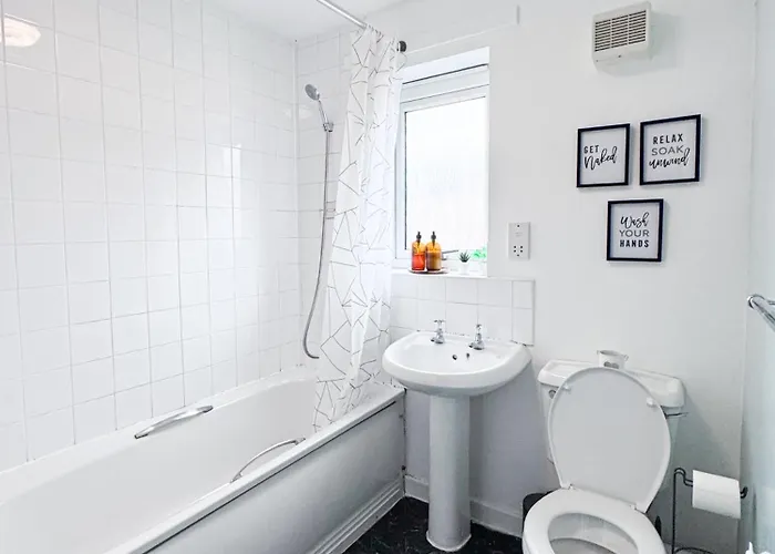 Lokfu Garden By Furnished 3 Bedroom House Free Parking Perfect For Contractors And Families * Mánchester