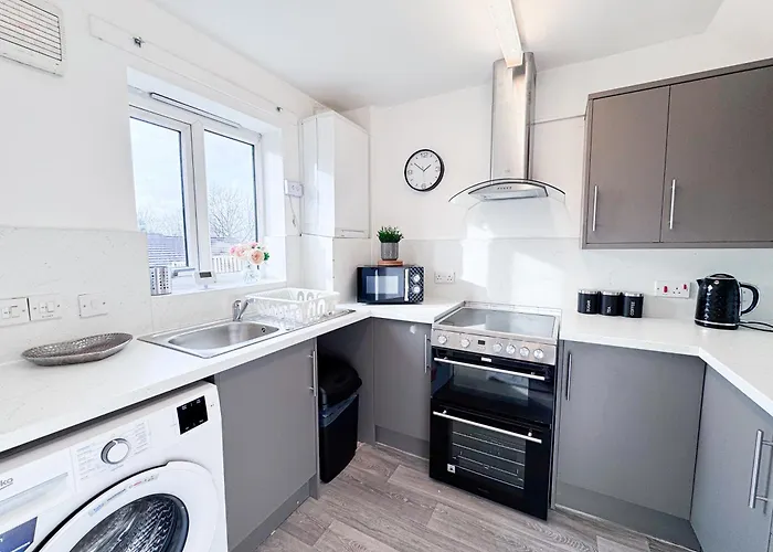 Lokfu Garden By Furnished 3 Bedroom House Free Parking Perfect For Contractors And Families Mánchester