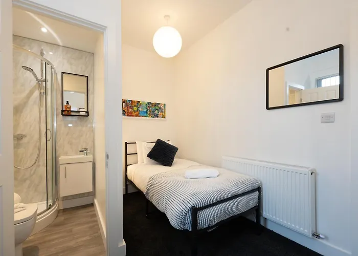 Hotel Private Ensuite With Kitchen Access By Irwell