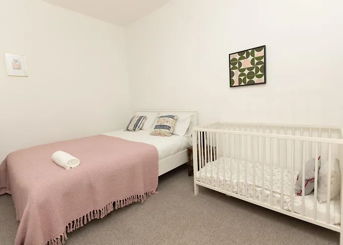 Charming Victorian Retreat 4br House In 펜션