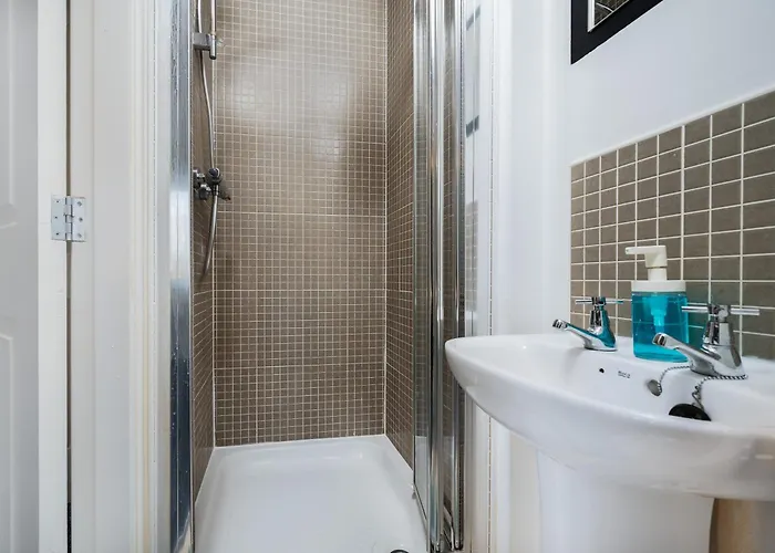 Cosy 4-bed House L Garden L Free Parking L Wifi L Specious L Hosted By The Cosy Corner Nationwide Apartament *