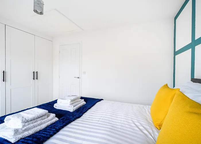 House With Garden, Sleeps 5, Centre Close, Manchester, Free Fast Wi-fi, Free Parking, 55-inch Tv, Self-check In - Contractors!