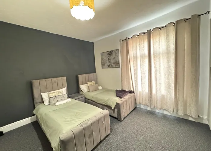 Near Ethiad Stadium بيت للعطل