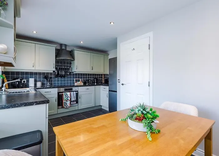 Feriehus Charming Townhome Retreat, Close To Manchester