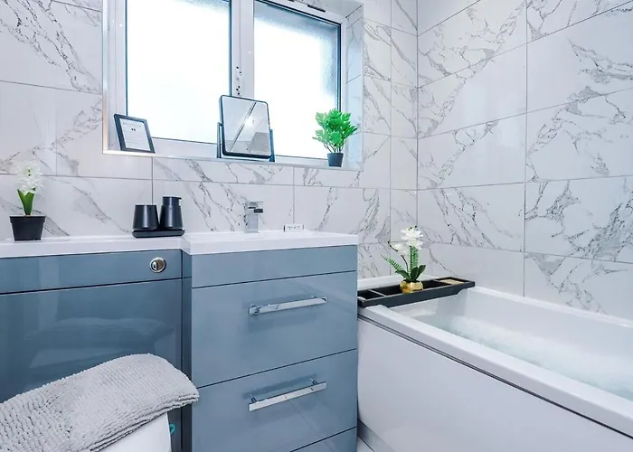 Stunning In Altrincham, Large Driveway, Sleeps 7, Perfect For Groups