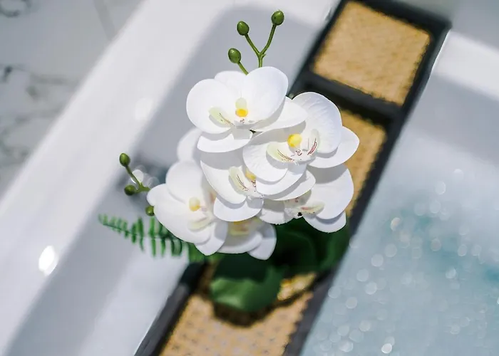 Stunning In Altrincham, Large Driveway, Sleeps 7, Perfect For Groups * Manchester