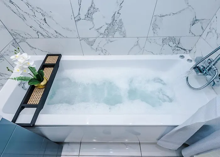 Stunning In Altrincham, Large Driveway, Sleeps 7, Perfect For Groups * مانشستر