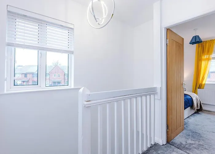 Stunning In Altrincham, Large Driveway, Sleeps 7, Perfect For Groups