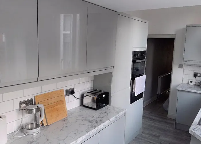 Tomelle Luxury -5 Beds-near Etihad Stadium- Coop Live-high Speed Wifi & Free Parking