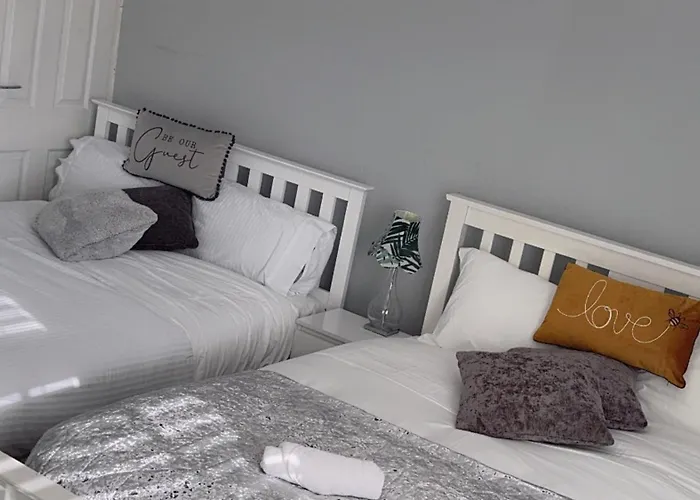 Tatil Evi Tomelle Luxury -5 Beds-near Etihad Stadium- Coop Live-high Speed Wifi & Free Parking *