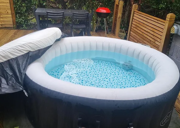 Beautiful, Peaceful, 5 Bedroom With Hot Tub!