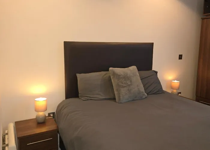 Lovely One Private Bedroom In Shared 2 Bedroom