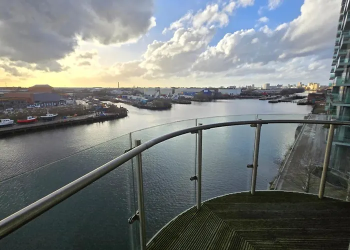 Lovely One Private Bedroom In Shared 2 Bedroom *