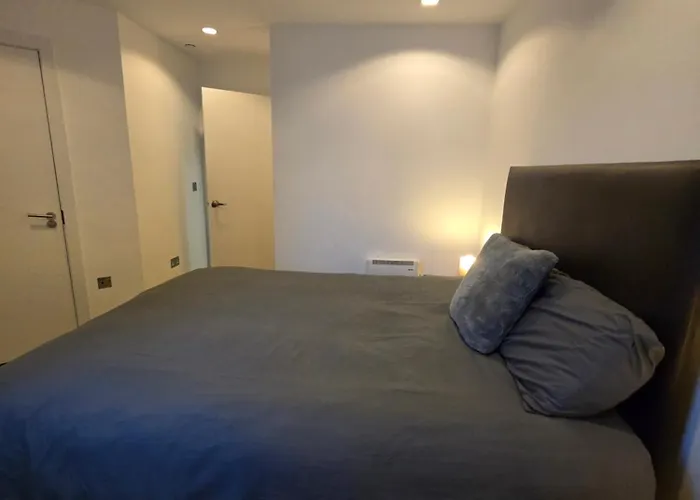 Lovely One Private Bedroom In Shared 2 Bedroom * 맨체스터