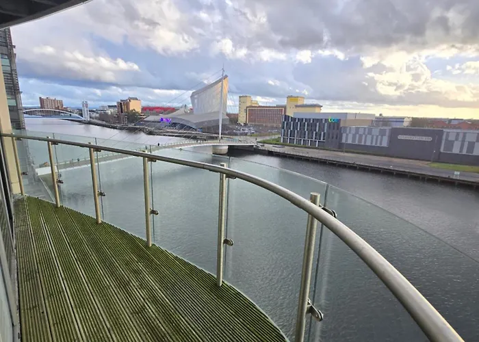 Lovely One Private Bedroom In Shared 2 Bedroom * Manchester