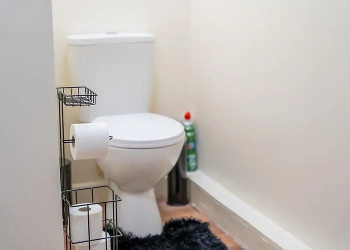 Chic 2br House W Parking & High-speed Wifi Lägenhet