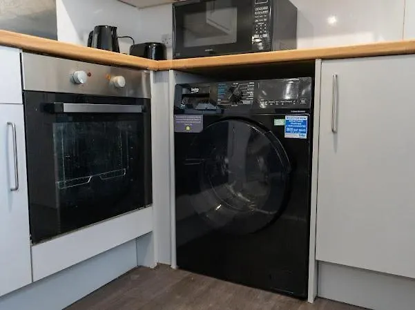 Apartment Modern 2BR Home with Garden - Extended Stays Manchester