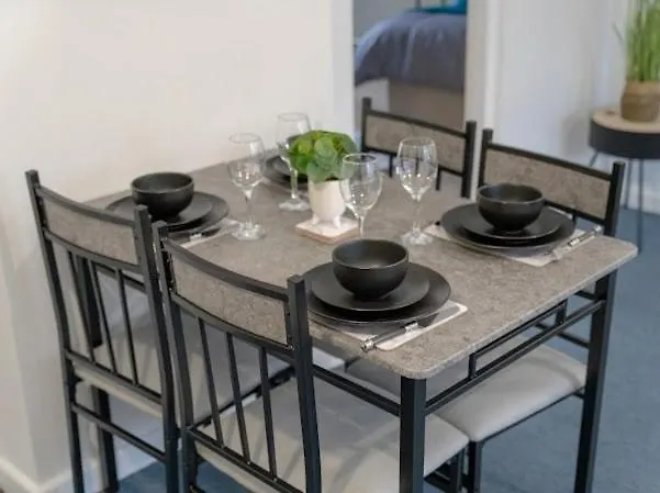 Apartment Modern 2BR Home with Garden - Extended Stays