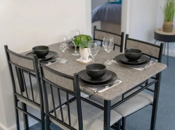 Modern 2Br Retreat For Extended Stays דירה *