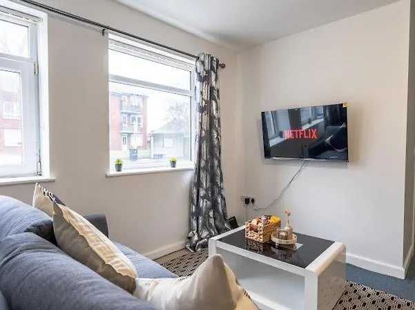 Apartment Modern 2BR Home with Garden - Extended Stays Manchester