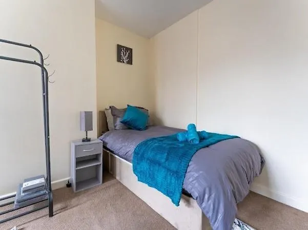 Modern 2BR Home with Garden - Extended Stays Apartment *